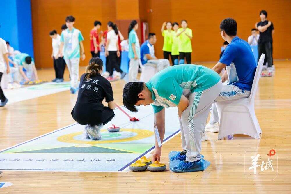 间车辆众多, 与街道